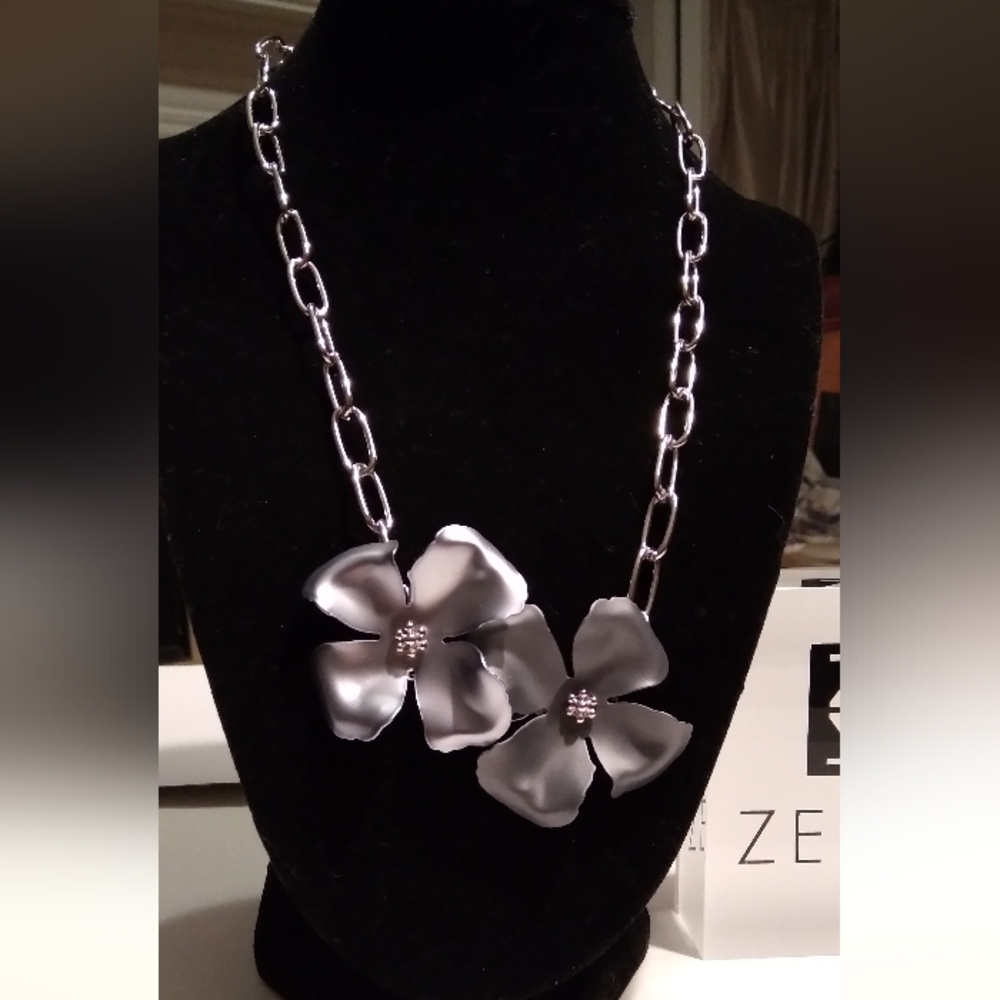 ZENZII Grey Two-Tone Metallic Flowers Chain Collar Necklace, 18K Gold 20" L